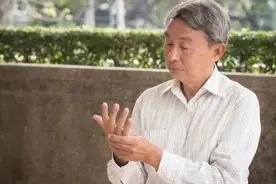 老人该不该把存款交给子女保管？这位70岁大爷做法聪明又有效！图片