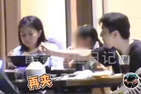 高圆圆夫妇聚餐被拍，3岁女儿表现亮眼，乖巧可爱主动给父母喂饭图片
