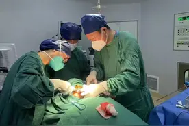 婆婆假牙不合适，险被“磨”成口腔癌图片