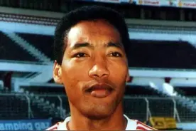 他是中国人后代，却是欧洲足球传奇，带队勇夺16冠，杀入欧冠决赛图片