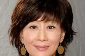 老戏骨陈曼娜出国探望儿子，住豪宅生活惬意，客厅大到能踢足球图片