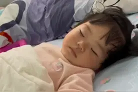 萌娃熟睡中听到甩葱歌，网友：“强行开机，程序有点卡顿”图片
