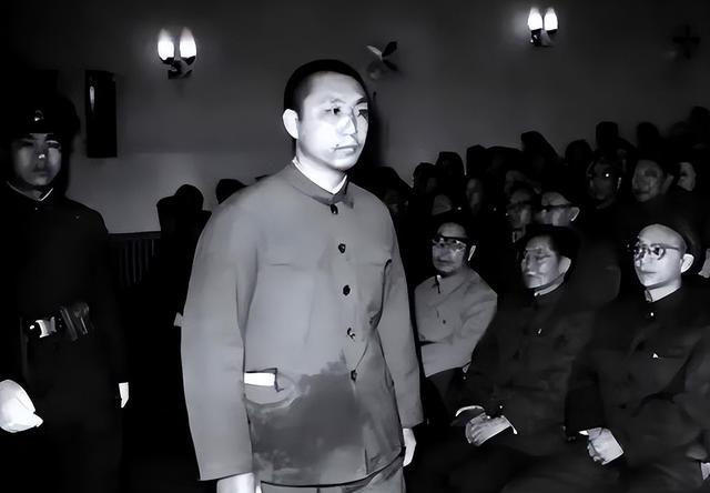 1976年，王洪文秘书突然发现不对劲，火速申请调离：这人要完蛋了
