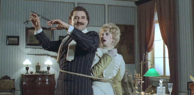 刚解封就冲上9.2！封闭管理20年，吃着狗罐头，搂着军官跳脱衣舞