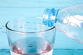 喝水越多尿越多，会加重肾脏负担导致水中毒？医生辟谣给您讲清楚图片