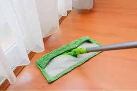 拖完地总是不干净“有水印”，这几个小妙招，让地板光亮不沾灰图片