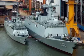 056型护卫舰有多大？与054A同框才明白，为何会逐步转交海警使用图片