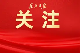 今天，最可爱的人与自己同框！13位抗美援朝志愿军老战士拿出尘封已久缴获敌军的战利品图片