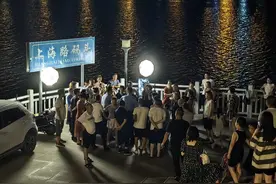广元：广场舞大妈与户外直播女子抢场地互呛，最终惊动了警察图片