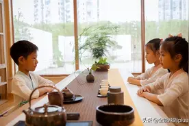 孩子长大有无出息，吃饭时一个“小动作”就能看出，爸妈别不在意图片