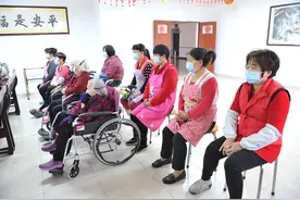 办理了老年卡的老人每月有补贴吗？图片