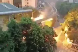 突发闪爆！乘客被困地铁车厢，大爷用安全锤砸开车门玻璃图片