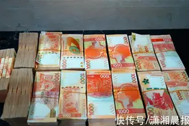 行李袋装满千元面值现金！女子带758万港币从珠海进境被查图片