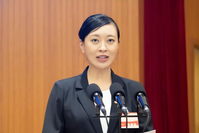 女孩清华博士毕业后，誓要造福百姓，现被称为中国最年轻的女县长