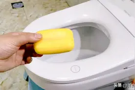 刷马桶时不要再用洁厕灵了，一块香皂就搞定，看完长见识了图片