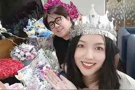 张梓琳晒俩女儿正脸，小姐妹“倒挂金钩”出镜，胖妹小长腿好优越图片