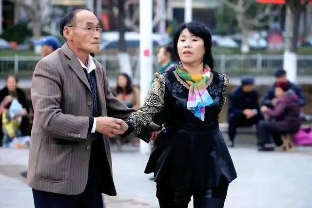 为何说交谊舞跳不得？63岁阿姨哭诉：跳交谊舞三个月，我失去一切