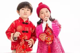 餐桌上看家教，年夜饭桌上两个孙子打架，孩子缺失的礼节谁之过？图片