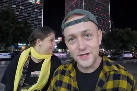 爱尔兰夫妇挑战重庆火锅，加了折耳根辣到满脸痛苦，本地人不敢吃图片