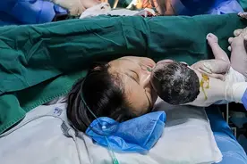 小叔子为嫂子接生，嫂子分娩时尖叫喊疼，助产护士忍不住笑了图片