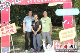 湖北武汉：祖孙三代成校友图片