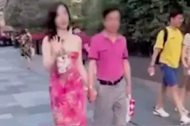 最新画面曝光！与国企领导牵手的女子疑曾向镜头挥手，两人没有拒绝摄影师街拍图片