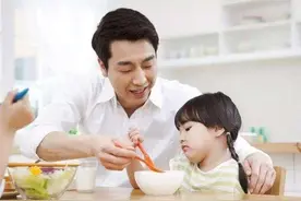 不追喂、不劝哄，高情商宝妈用三招让娃乖乖吃饭，方法实用易操作图片