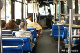 2014年，老人因小伙未让座，怒扇4耳光后猝死，法院判决大快人心图片