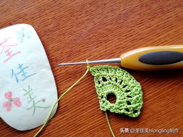 远方喜欢在银杏树下漫步的人,为你钩织了两片银杏叶哟