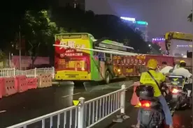 惊险！南宁一货车转弯时所载灯杆插入公交，两名乘客受伤图片