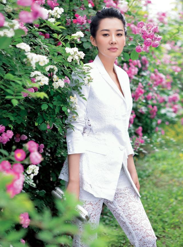 内地娱乐圈7位年逾50仍未婚的著名女星，谁让她们变成了这样？