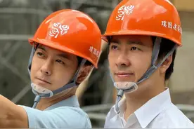 47岁林志颖和学霸三弟下工地，戴安全帽认真勘察，皮肤白净不显老图片