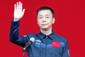 57岁的邓清明大校，未来如果晋升少将军衔，会有年龄限制吗图片
