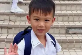 胡杏儿送大儿子去上小学，奕霆9次回头看妈妈，依依不舍好可爱图片