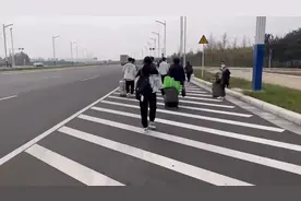 “我在前面等你们”：一名郑州富士康员工的返乡之路图片