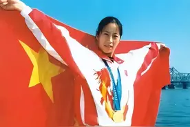 她是被遗忘的奥运冠军，夺冠后教练消失，无国旗披身独自心酸庆祝图片
