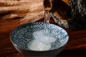 水排在第一位就不是纯粮酒？白酒配料表中有说法，提前了解不吃亏图片