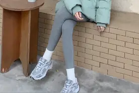 为什么你穿运动鞋显腿短、腿粗？一是“脚踝短”，二是没搭对！图片