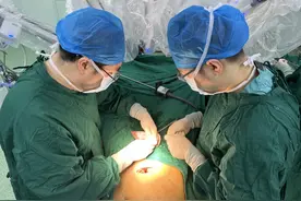 东北三省首例丨吉大一院泌尿外二科成功完成机器人辅助腹腔镜下肾移植手术图片