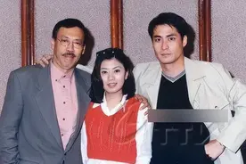 贾静雯和吴京上影节后台见面，两人亲密姿势引争议，修杰楷回应图片