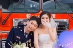 恭喜！两人结婚了,消防员为救轻生女意外拉掉裤子，手撑屁股。图片