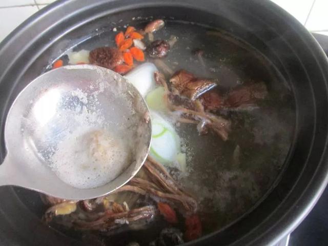 花胶海参冬菇煲鸡汤的功效 花胶海参冬菇煲鸡汤的功效与禁忌
