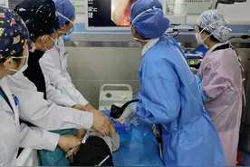 3岁男童误吞平安扣，内镜医师帮其取出图片