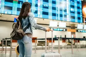 中国赴美航班旅客爆满！机场大排长龙，多半是留学生图片