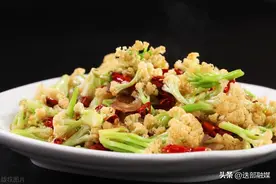 干锅花菜有人油炸有人焯水，难怪不好吃，教你一招，好吃又下饭图片