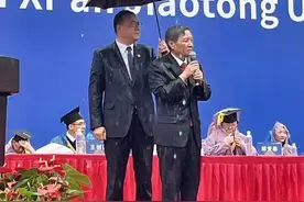 胸怀与格局：西安交大毕业典礼的一把伞图片