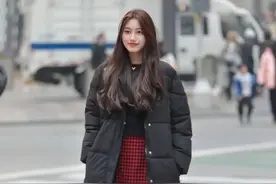 重庆不愧是“美女之都”：满街光腿+大衣，长裤秀腰回头率高图片