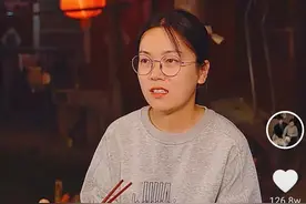 提着大包小包的任小月，像不像远嫁的你？图片