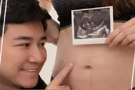 恭喜！47岁男星终于将当爸，捧36岁妻子孕肚笑容满面，结婚刚2月图片