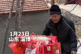 80岁女婿推独轮车给丈母娘送年货图片